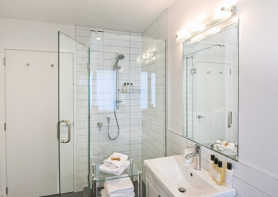 Picture of the spotlessly clean Tranquility Retreat bathroom