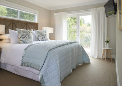 Owners Cottage at Treghan - king bedroom