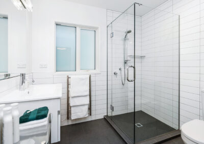 Birdsong Retreat at Treghan. Master bedroom's ensuite bathroom