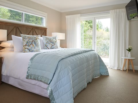 package-art2 Luxury guesthouse bedroom at Treghan – winter escape accommodation