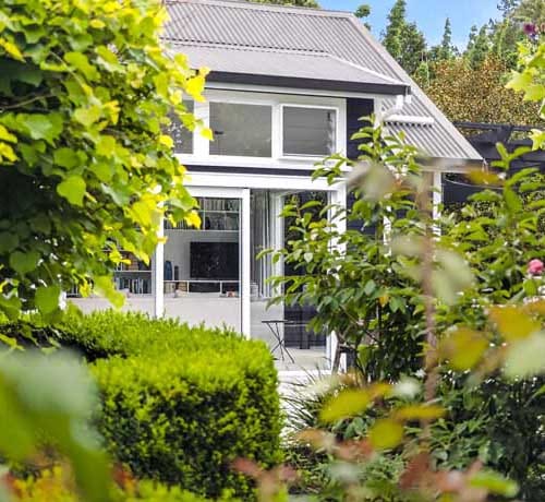 Private guesthouse at Treghan Lodge surrounded by gardens in Kerikeri, Bay of Islands