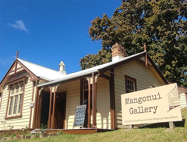 The historic Mangōnui Gallery, housed in the former 1892 courthouse overlooking the harbour. The historic Mangōnui Gallery, housed in the former 1892 courthouse overlooking the harbour.