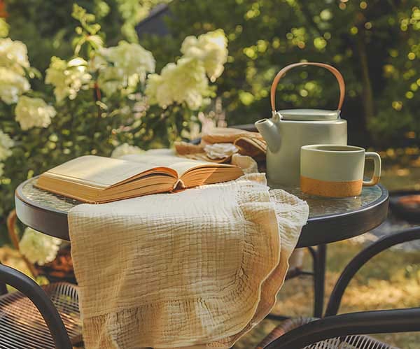 Honeymoon leisure in the garden. Honeymoon leisure in the garden.